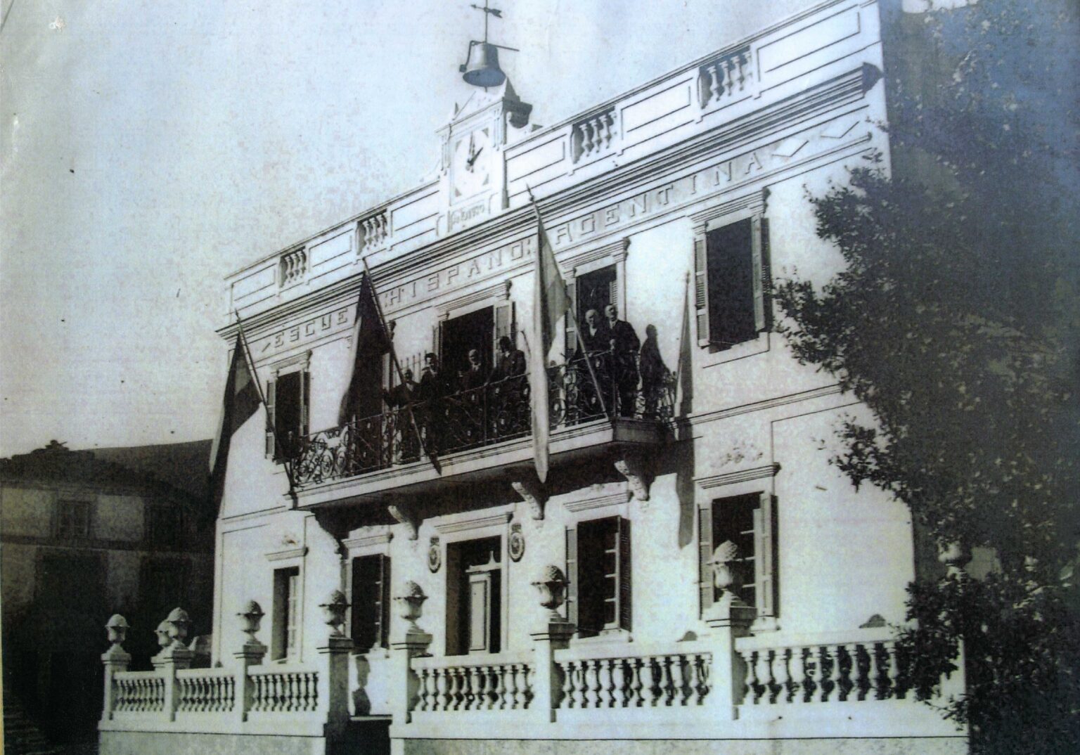 Fotografía histórica principal de la escuela de Bres